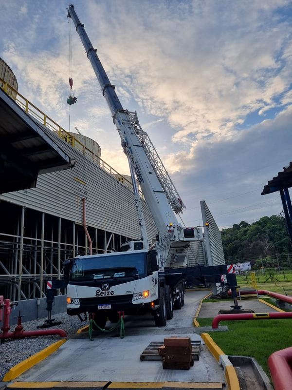 Descubra o Guindaste XCMG de 110 Toneladas da Geize Transportes